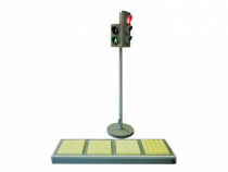 Электрифицированная модель транспортного и пешеходного светофоров на стойке и основании с "Виртуальным учителем" и с панелью образцами тактильной тротуарной плитки для слепых и слабовидящих пешеходов - «globural.ru» - Архангельск